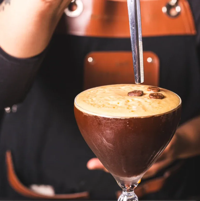 Espresso martini com grãos de café sobre a espuma